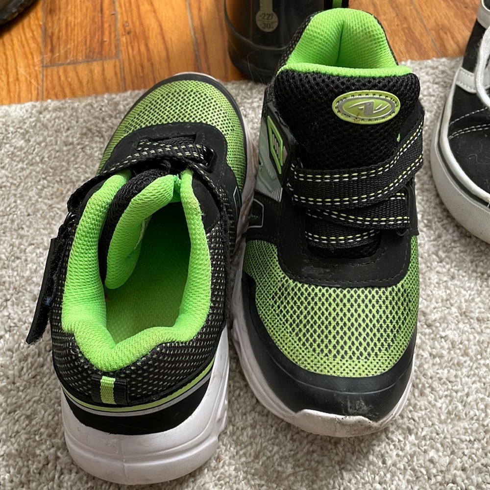 Green light up tennis shoes size 1 in boys